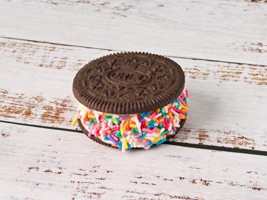 Oreo fro yo cookie sandwich