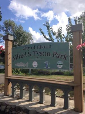 Tiny park with a BIG view of the Umpqua River!