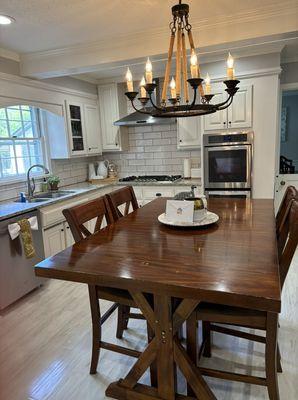 Beautiful kitchen with a beautiful bow!