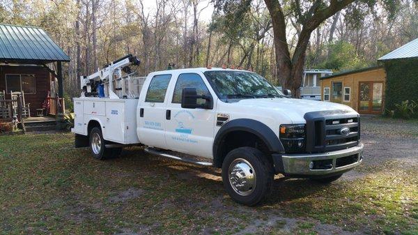 Mobile service vehicle can remove engines on site.