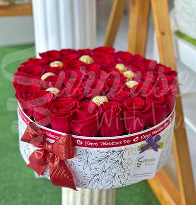 Arrangement with red roses in a circular box, you can choose between a Ferrero Rocher chocolates for this design! Includes bo