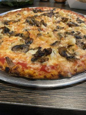 Garlic shrimp and mushroom pizza