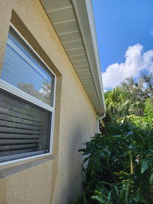 Clean soffit