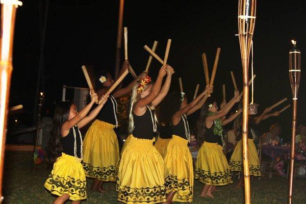 Keiki (kids) performaing dancing with pu'ili