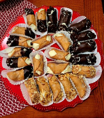 Dec 2021: Cannoli Platter -- Always EXCELLENT (Pic taken after I placed each on my own plate.)