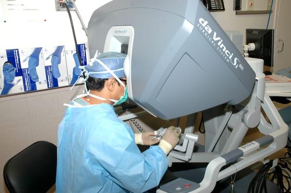 Dr. Bobby performing Robotic Bariatric Surgery