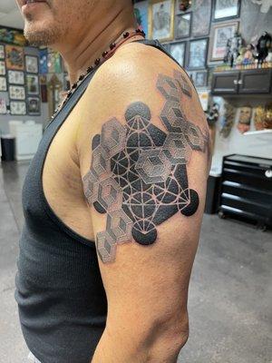 He cover a old tattoo with Geomatic tattoo