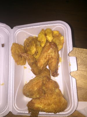 Chicken wings w tostones and garlic