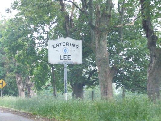 Entering Lee sign.