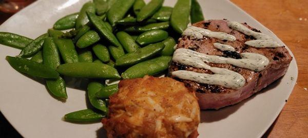 Crab cake and tuna platter