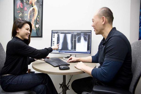 Dr. Ha and Dr. Wolter discussing a patients X-ray.