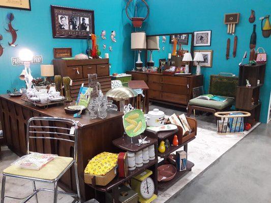 Downtown Retro at the Carnival of Collectables Antique Mall