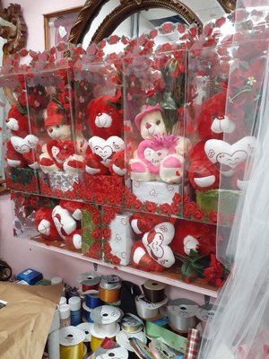 Singing VALENTINE'S bears of different sizes n songs.