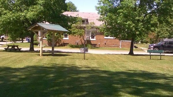 covered picnic table