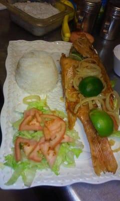 Pescado Frito con arroz y ensalada