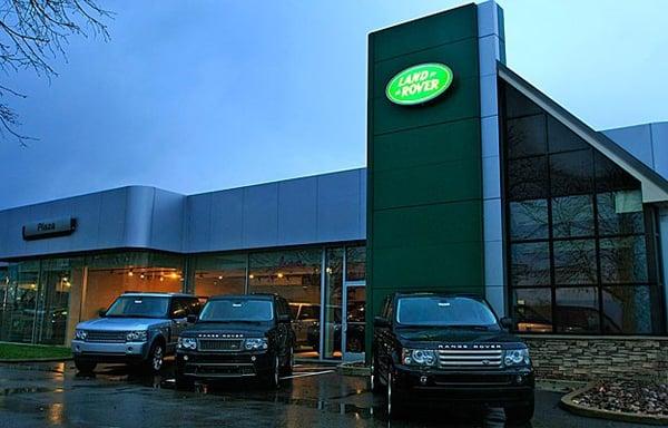 Plaza Land Rover storefront in Creve Coeur, MO.