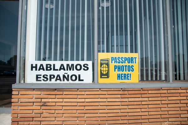 Hablamos español and passport photos taken here