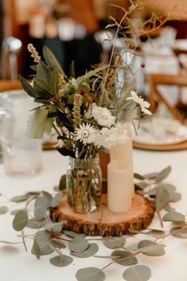 Small mason jar table arrangement