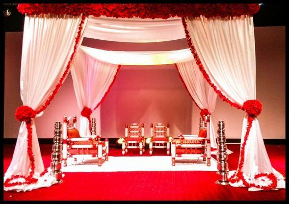 Chuppah. Hindu Wedding

10x10x10x10 feet
Red Hydrangeas Garland, White Satin Drapes with 4 bundles of Hydrangeas