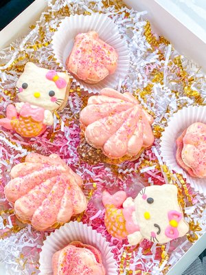 Hello Kitty and seashell macarons