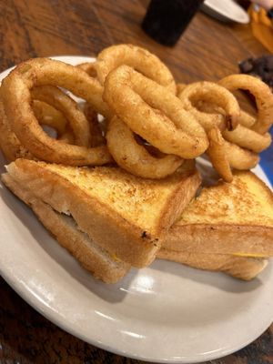 Grilled cheese with pulled pork and onion rings