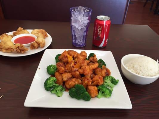 My favorite dish orange chicken served with white rice and a order of crab rangoon yummy my favorite