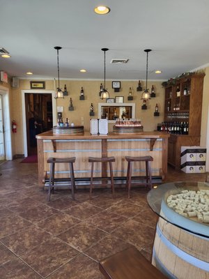 Small bar in the lobby of the restaurant