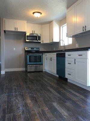 Shaker White Cabinets and Desert Pine Laminate