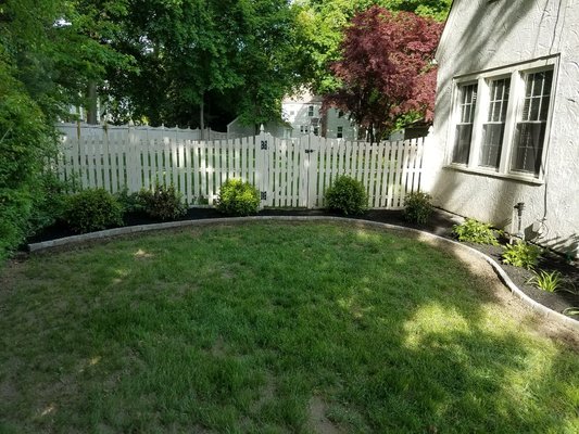 Paver edging with planting and mulch