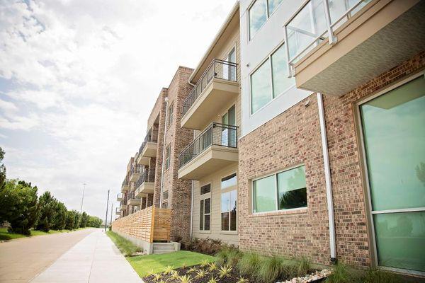 Skyline Farmers Market Apartments Dallas Texas with large balconies for scenic views