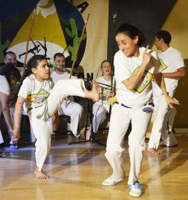 Arco íris earning her belt playing Contra Mestra Minha Velha