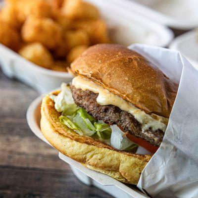 Cheeseburger (single) with tater tots