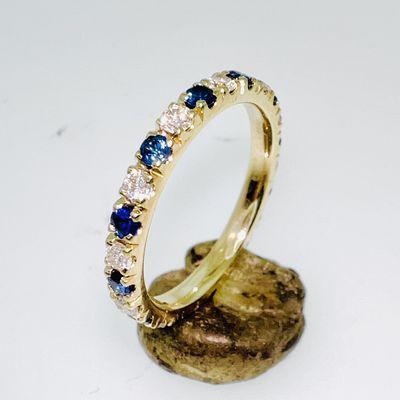 Alternating diamond and sapphire 14k yellow gold ring