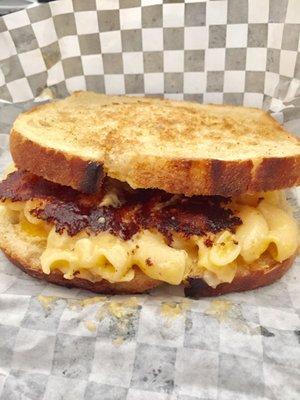 mac n cheese sandwich