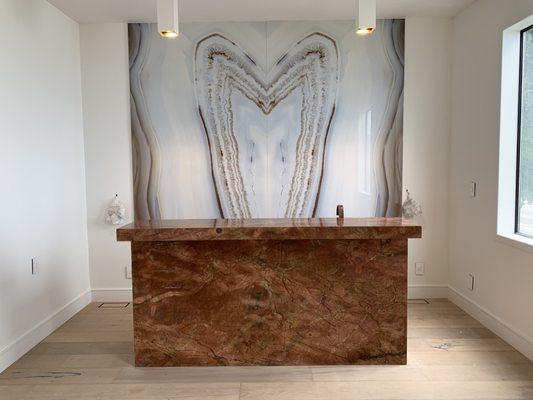 Malibu project porcelain slabs installed on a accent wall and marble bar