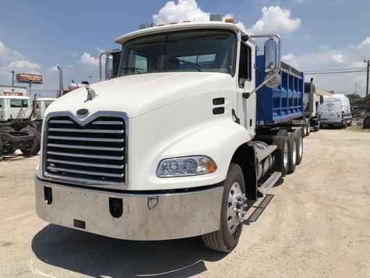 2004 Mack Dump Truck