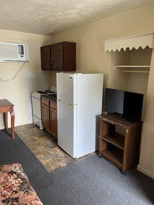 Kitchenette with mid-sized appliances.  AC with heat. Flat screen TV with 150+ channels.