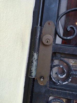 Mortis mechanism on a stormdoor repaird.