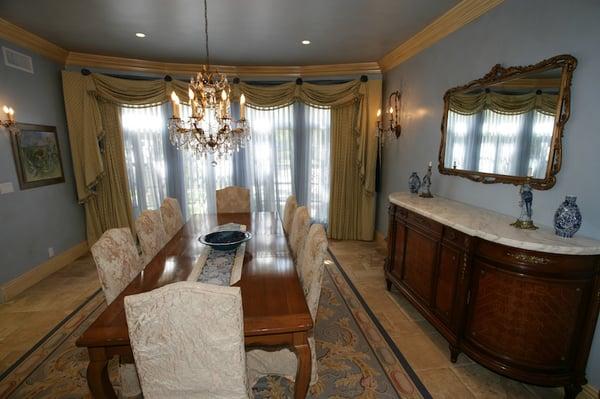 A formal dinning room complete!