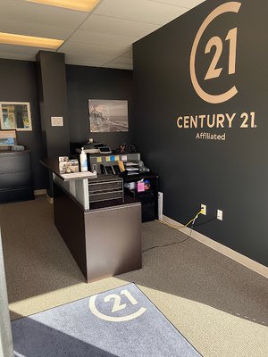 CENTURY 21 Affiliated Wauwatosa, WI office front desk