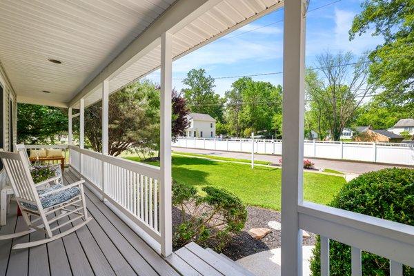 Beautiful front porch to enjoy the weather and te view in all Seasons!