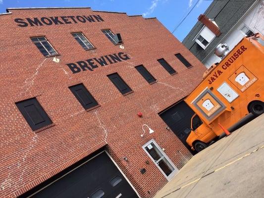 #CraftBeers and #GrilledCheese Sammies #BigOrangeTruck Smoketown Brewing Station #Beers #FoodTruck! #Brunswick #mdcraftbeer #localbrew