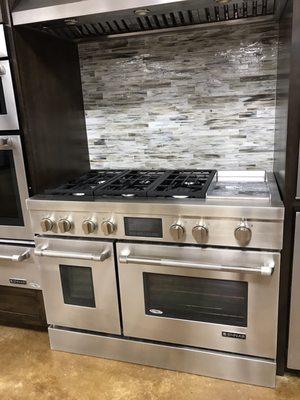 Beautiful Jenn-Air double oven and range.