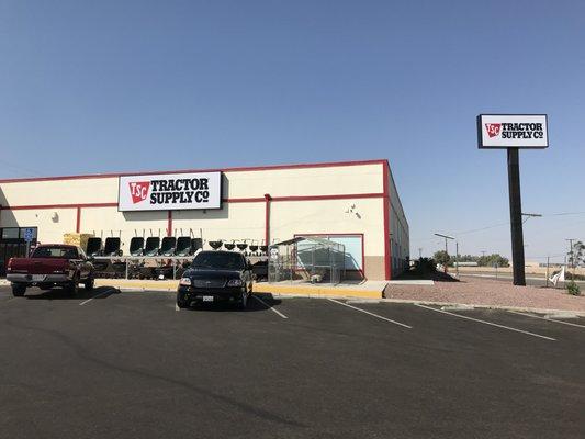 Front of the Tractor Supply Co building.