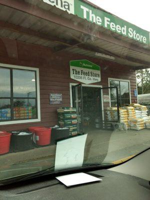 They offer feed. Horse, cow, goat, rabbit, chicken, duck, quail, if it's gotta eat. This is a family owned local business has their food.