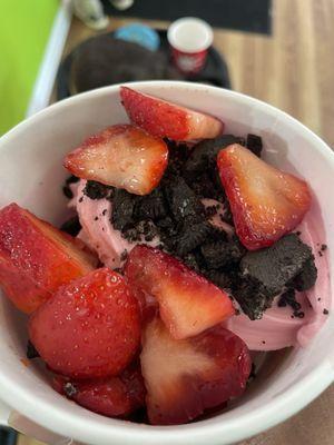 Strawberry Vegan Yogurt w/ Oreos & Strawberries