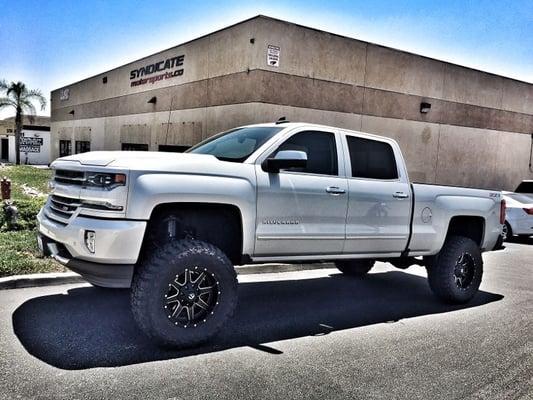 2016 Silverado 4WD Z71 Rough Country 7.5" Lift Kit sitting 35" All Terrains & 18" FUEL Octane wheels