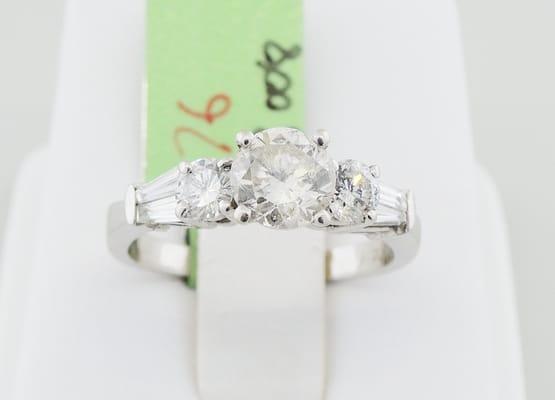 Ring76) NEW, engagement diamond ring, center stone 0.75 Ct, side diamond approximately 0.80 CT, 14 K white gold, 3.4 grams