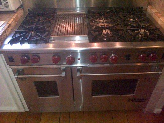 Wolf Gourmet
6 burner grill and 2 ovens.