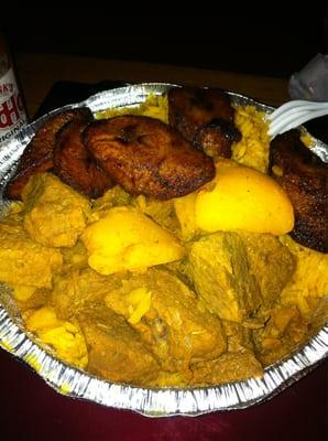 Arroz y carne.. Stew beef w/ rice and a few plantains! Yum-o